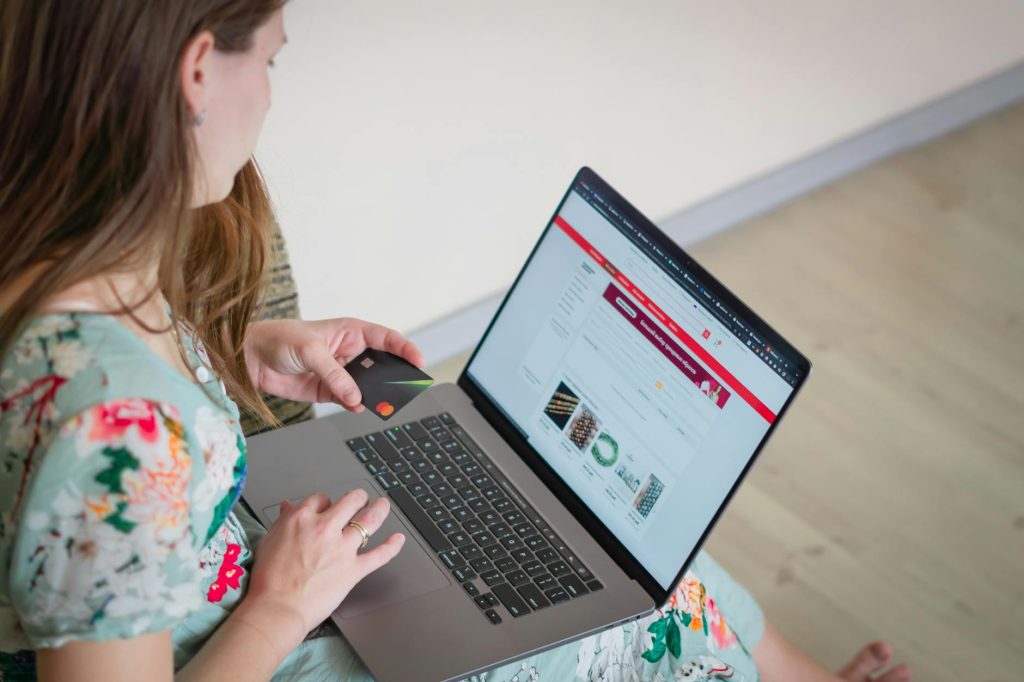 Người dùng đang kiểm tra thông tin và độ uy tín của một website cá cược trực tuyến