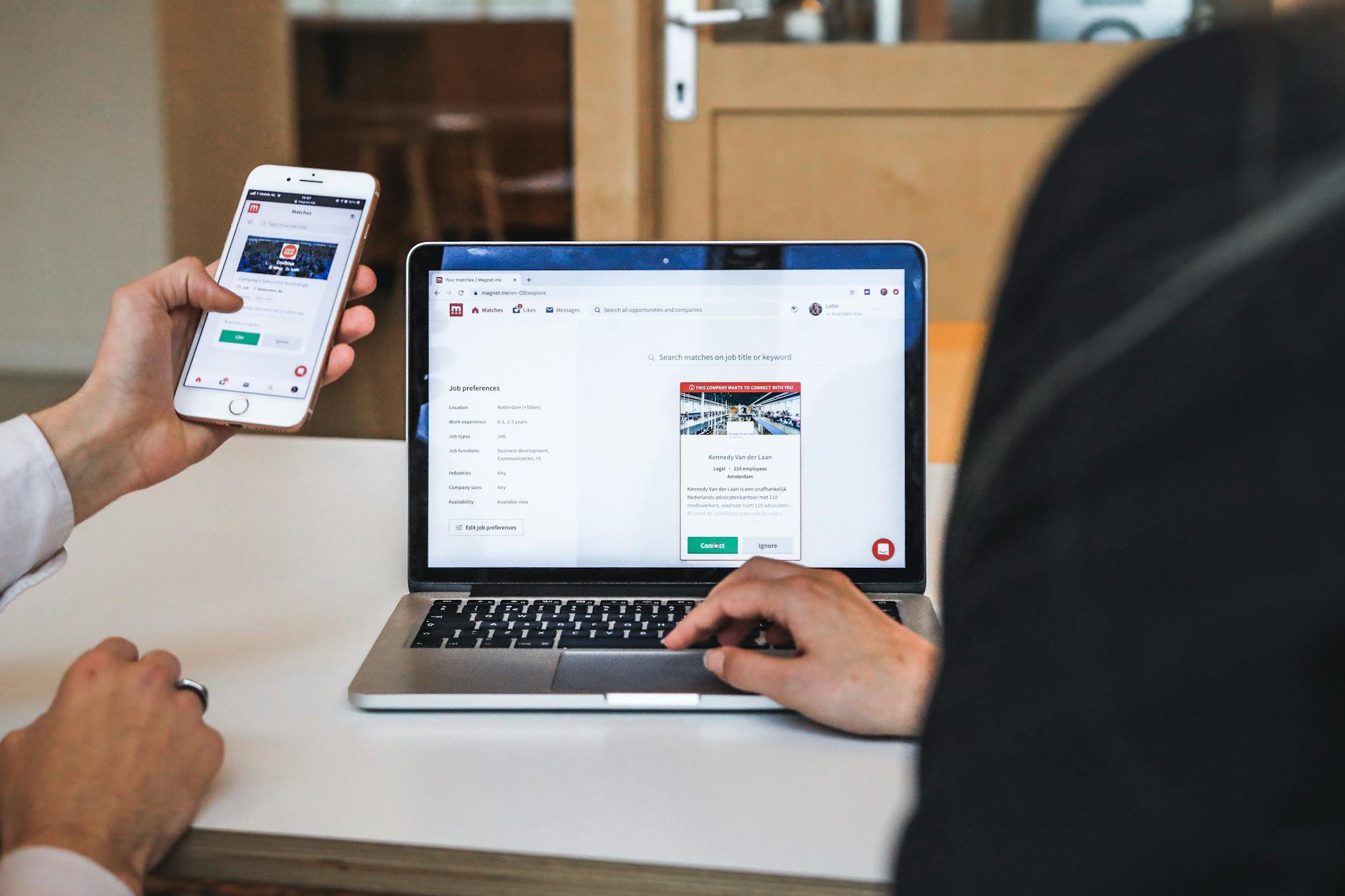 Người dùng kiểm tra độ tin cậy của một website cá cược trên điện thoại và laptop