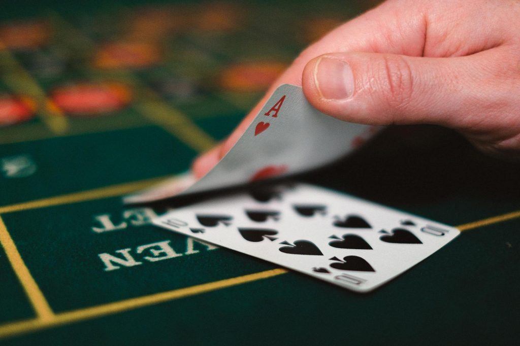 Giao diện casino trực tuyến trên điện thoại với các bàn chơi hiển thị rõ ràng