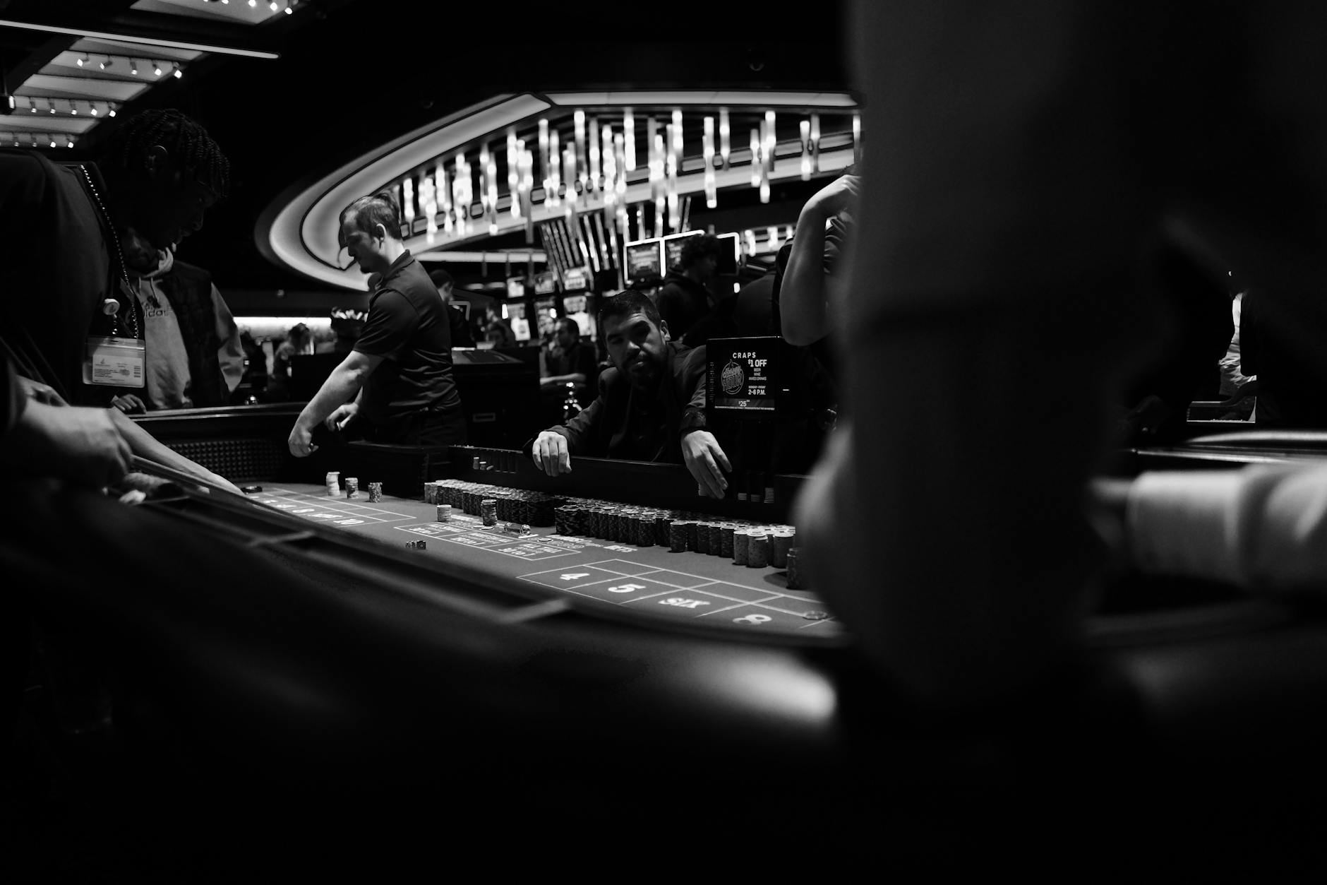 Người chơi quan sát lobby game casino trực tuyến trên màn hình máy tính