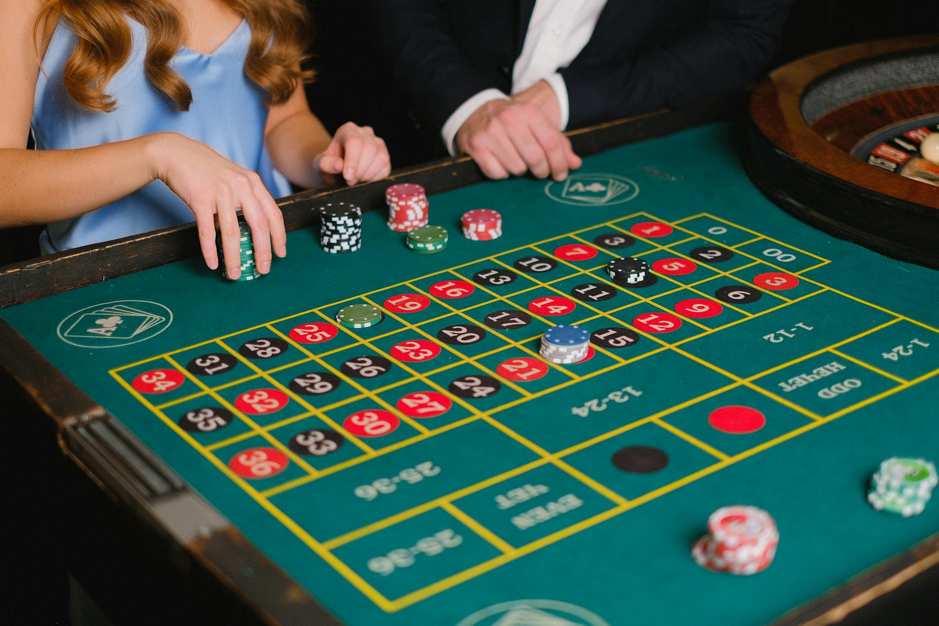 Bàn baccarat với chip và lá bài trong không gian ánh sáng vừa phải